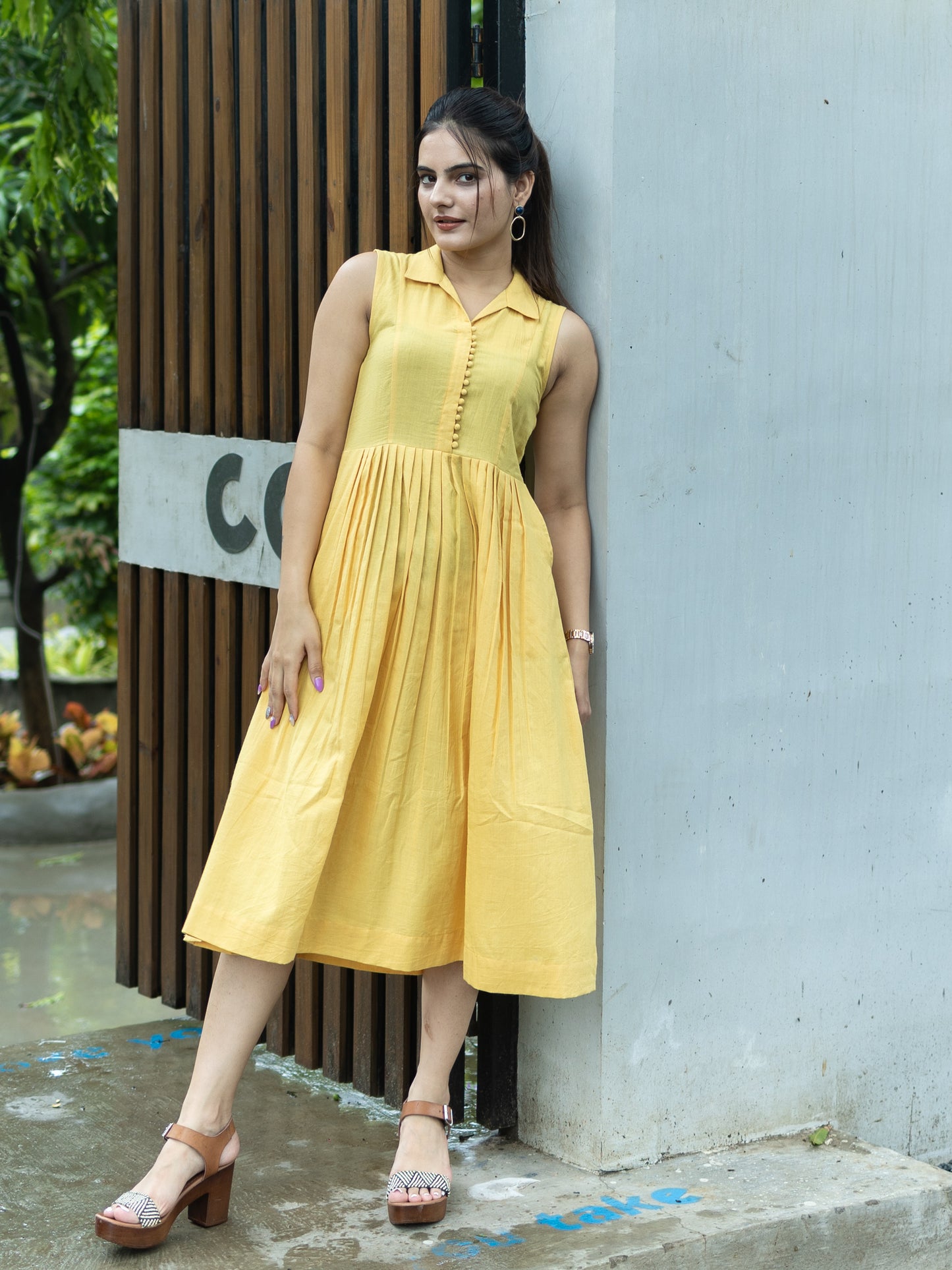 Sleeveless midi Dress-Yellow